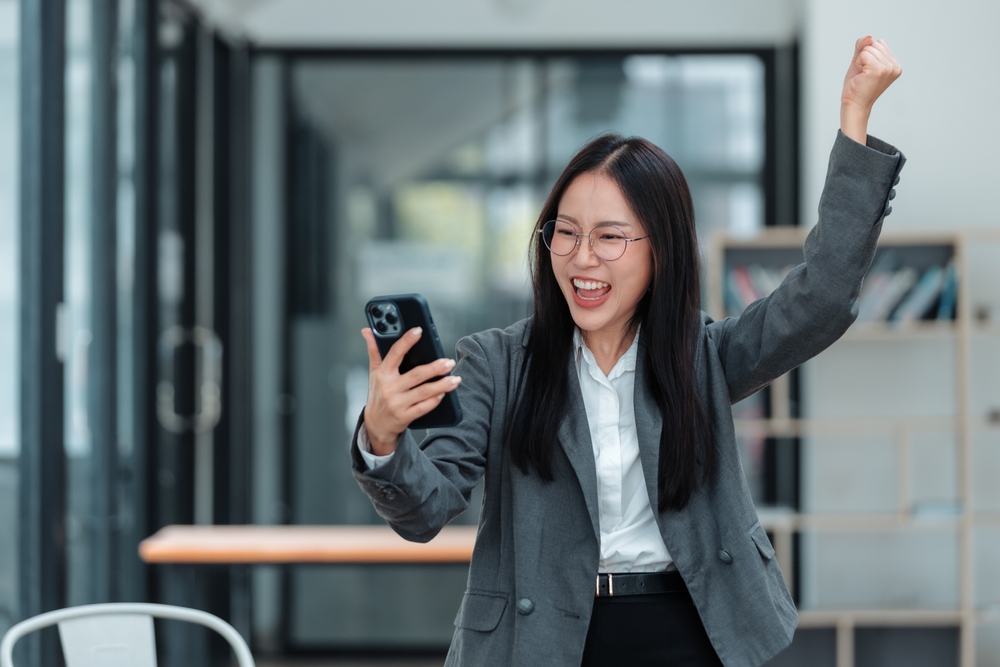 Женщина радуется растущему количеству подписок